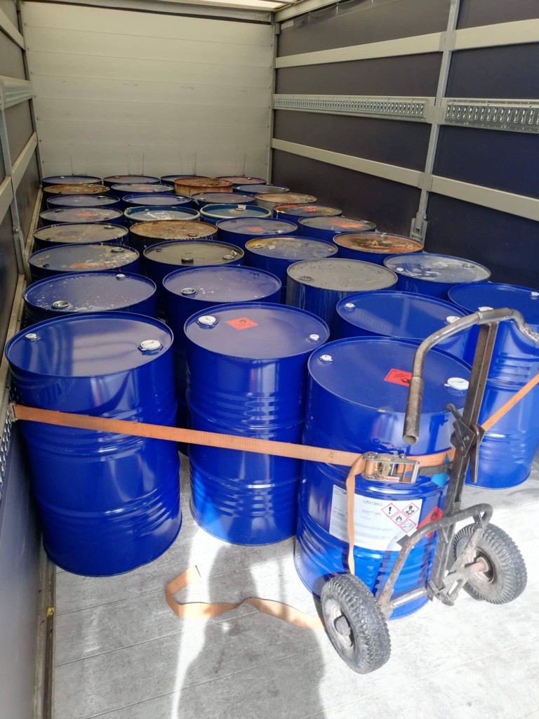 Tromler sikret og klar til transport i distributionsbil.